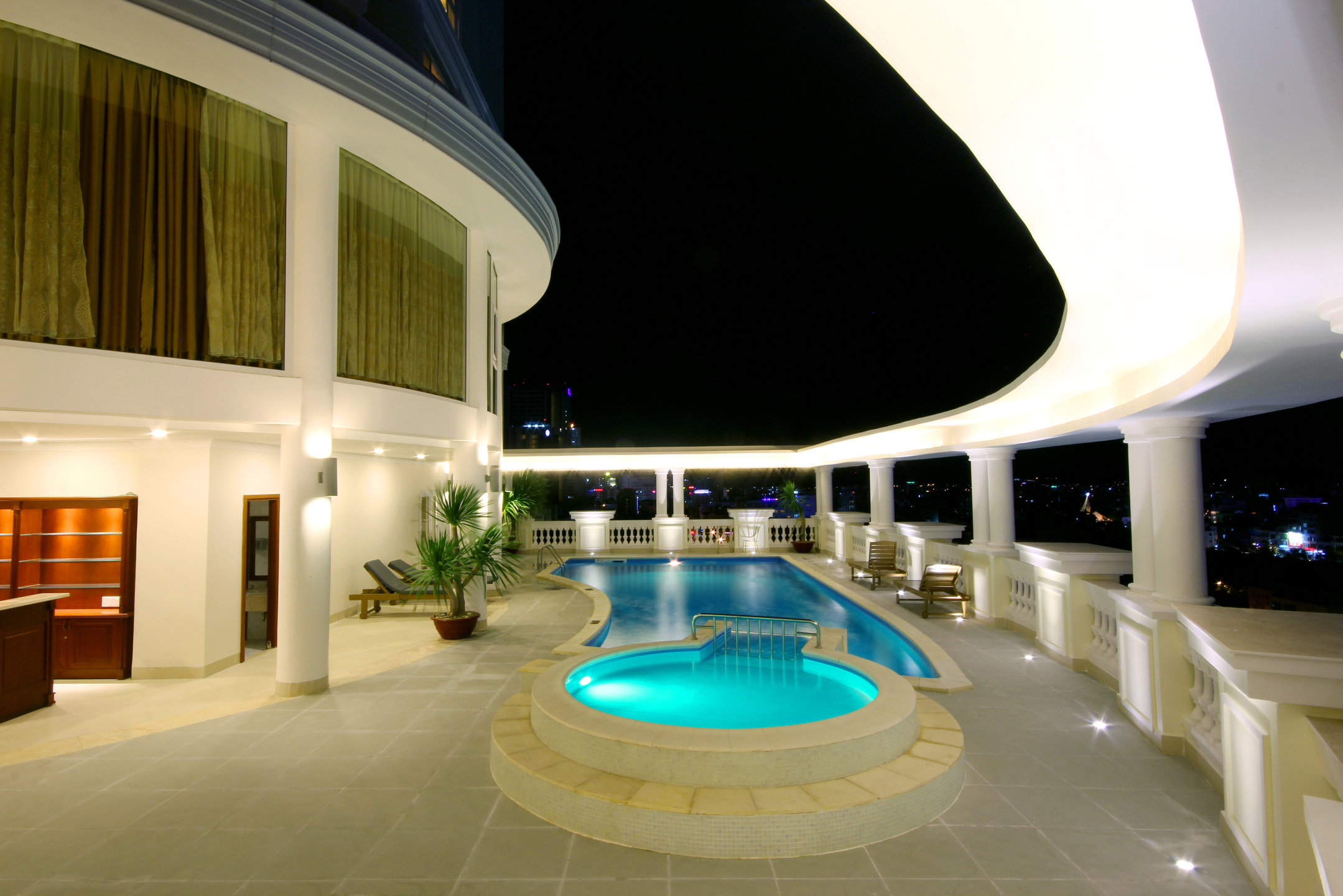 nhatrangpalace-service-swimming-pool-2